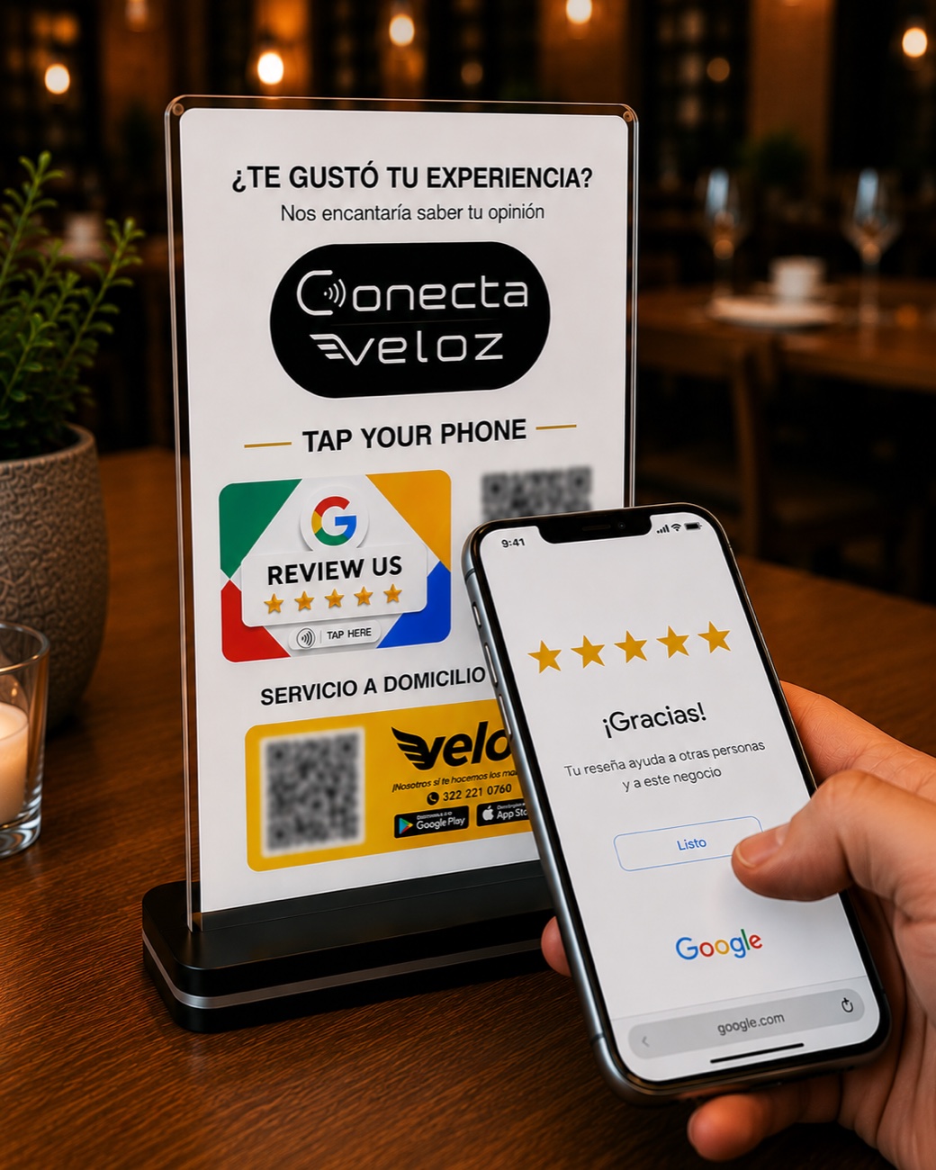 Cliente dejando una reseña de 5 estrellas en Google con la Base Inteligente en la mesa de un restaurante